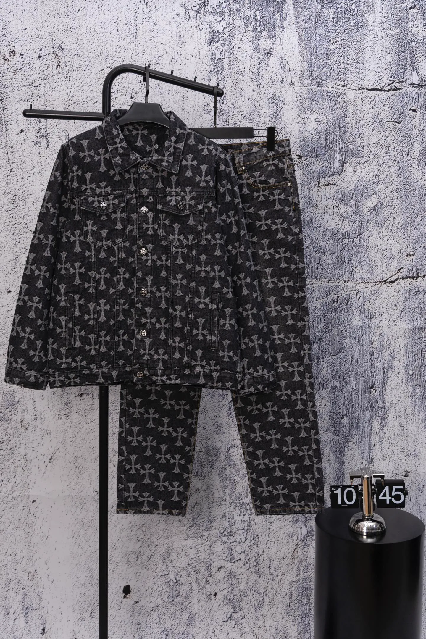 P240 Chrome Hearts CH Chrome Hearts double-sided all-over LOGO jacquard dark pattern heavy-duty denim jacket jeans denim suit same style as the Internet celebrity star's cross-printed denim jacket jeans, the unique cross design element plus all-over printing, full of design sense. It is made of 100% denim cotton fabric with heavy coarse yarn count, which ensures a stiff and tough silhouette while being soft, comfortable and breathable. The lapel is designed with silver buttons and is full of texture. The classic white cross logo is all over the dress, making it a perfect versatile style for spring and summer! Customized jacquard fabric, you can wear it in various styles. This gender-neutral shirt is a must-have for nightclubs. It can be worn as a jacket for both men and women. It can be easily worn by both men and women! The original loose version is made of high-quality pure cotton fabrics. The fabric pattern is high-definition and delicate without burrs. It is comfortable and breathable to wear. All the buttons are molded and customized. It is casual and fashionable and can be matched with any bottoms. It can be windproof and sunproof in spring and summer. It can be worn outside in autumn and winter! Easily concave shape makes you look slimmer and taller, perfect for both men and women! Color: Black Blue Size: Jacket S-XL Pants 28-36